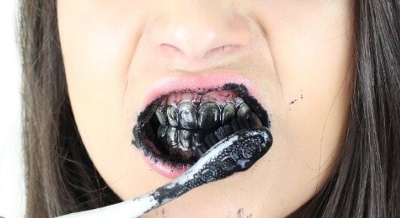 blanquear dientes con carbón activado, se ha vuelto una tendencia en esto últimos tiempos.