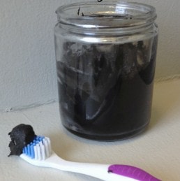 Blanquear dientes con carbón activado mezclado con agua