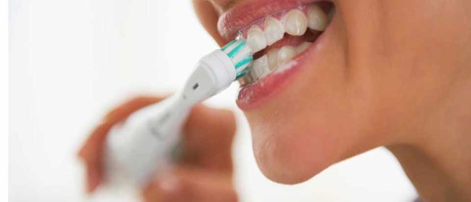Usando cepillos de dientes eléctricos
